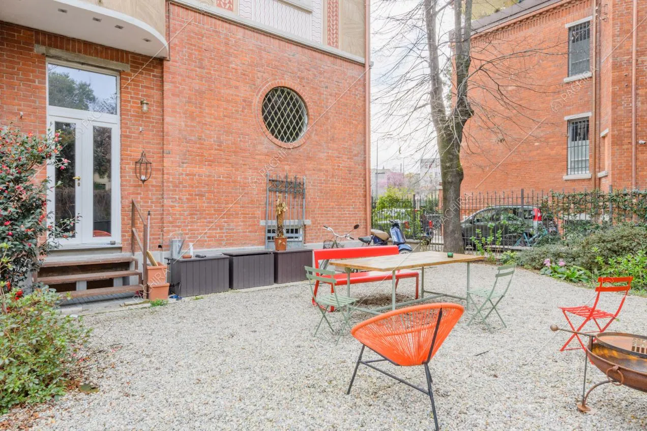 Cortile con tavolo e sedie da esterni e vista sulla location