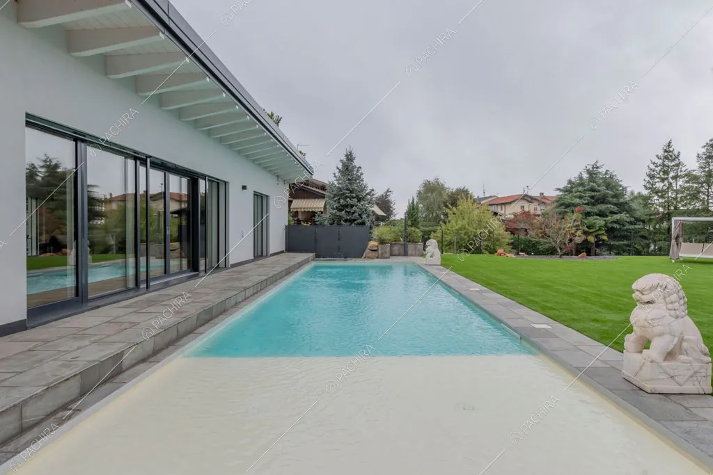 Piscina della villa Amazonite, location in stile contemporaneo a Varese