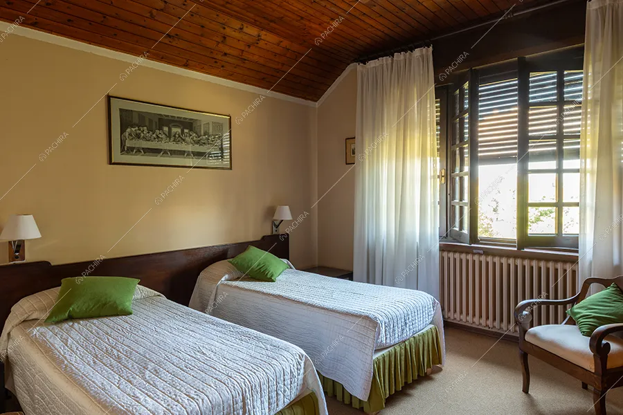 Camera da letto della villa Realgar, location in stile country a Milano
