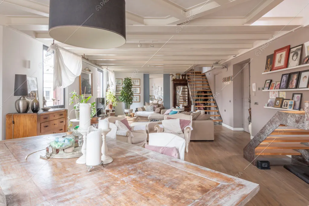 Zona living con pavimento in parquet dell'appartamento Uru, location in stile moderno a Roma