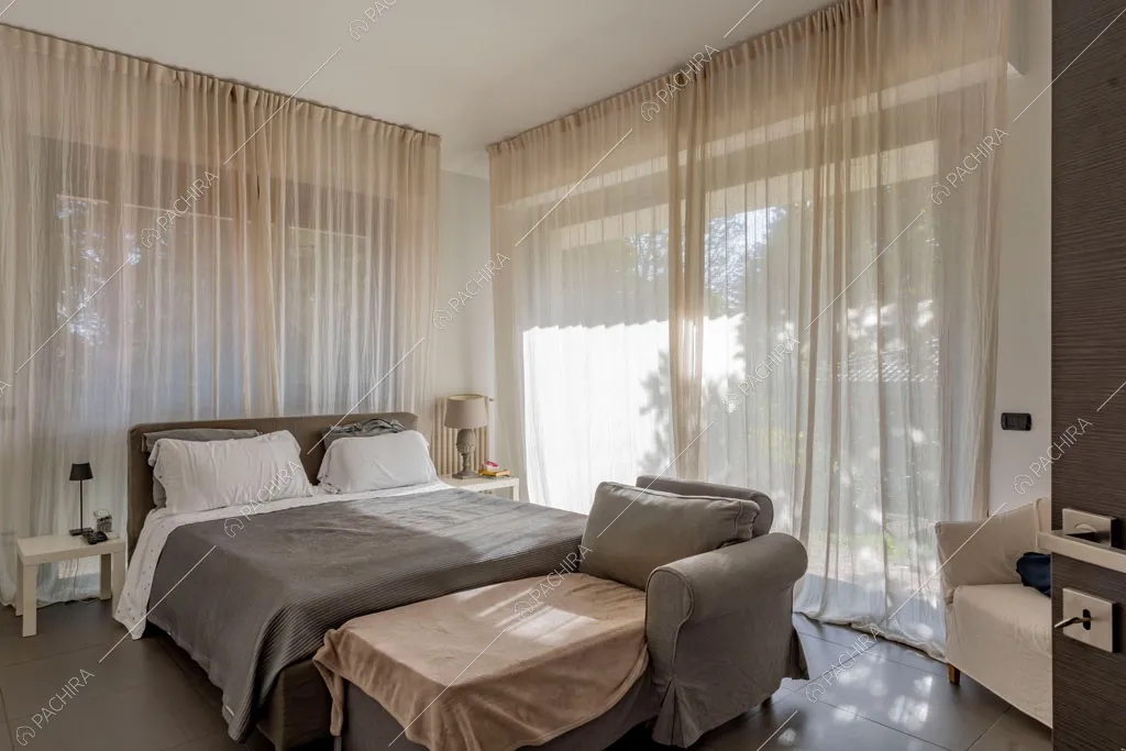 Camera da letto della villa Darling, location in stile contemporaneo a Monza