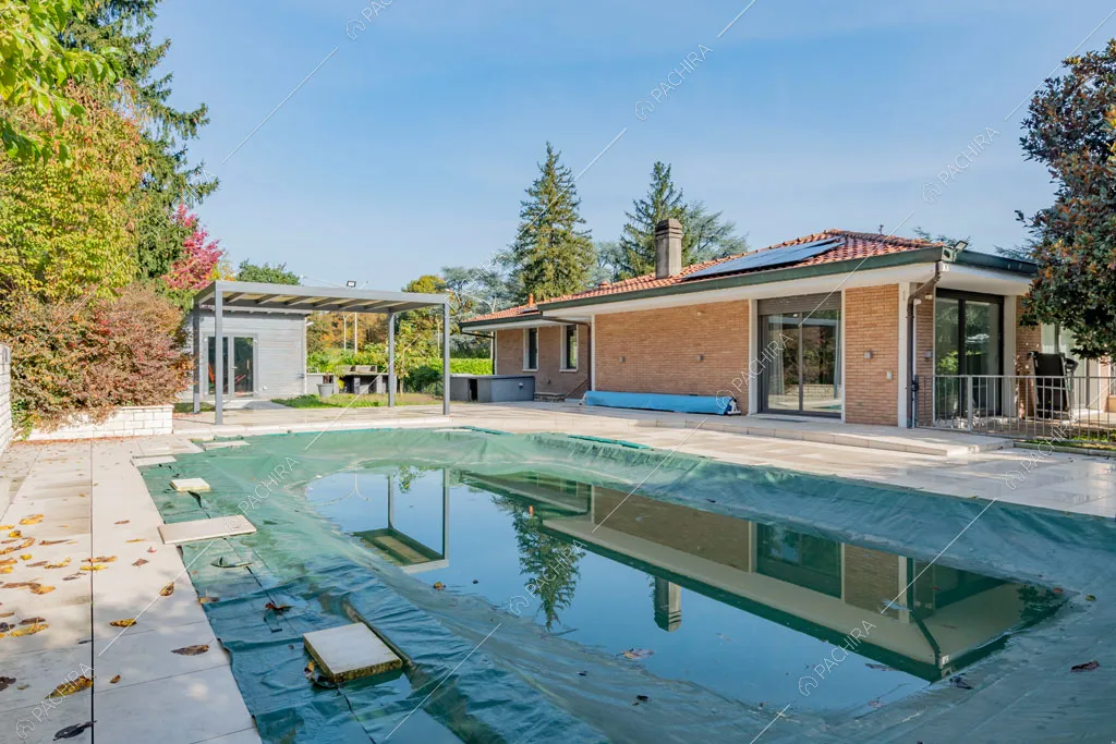 Piscina della villa Darling, location in stile contemporaneo a Monza