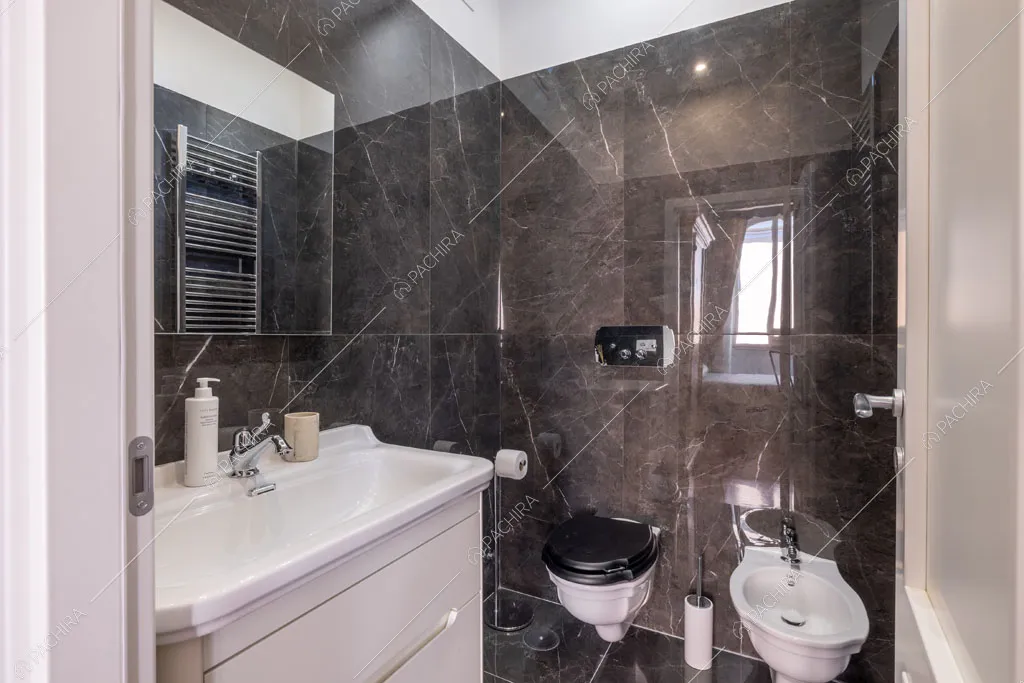 Bagno dell'appartamento Ural, location in stile moderno a Roma
