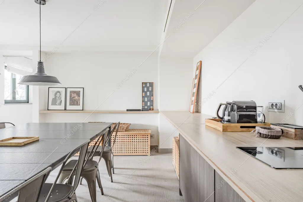 Cucina a parete con fornelli a induzione della villa Roveja, location in stile contemporaneo a Como