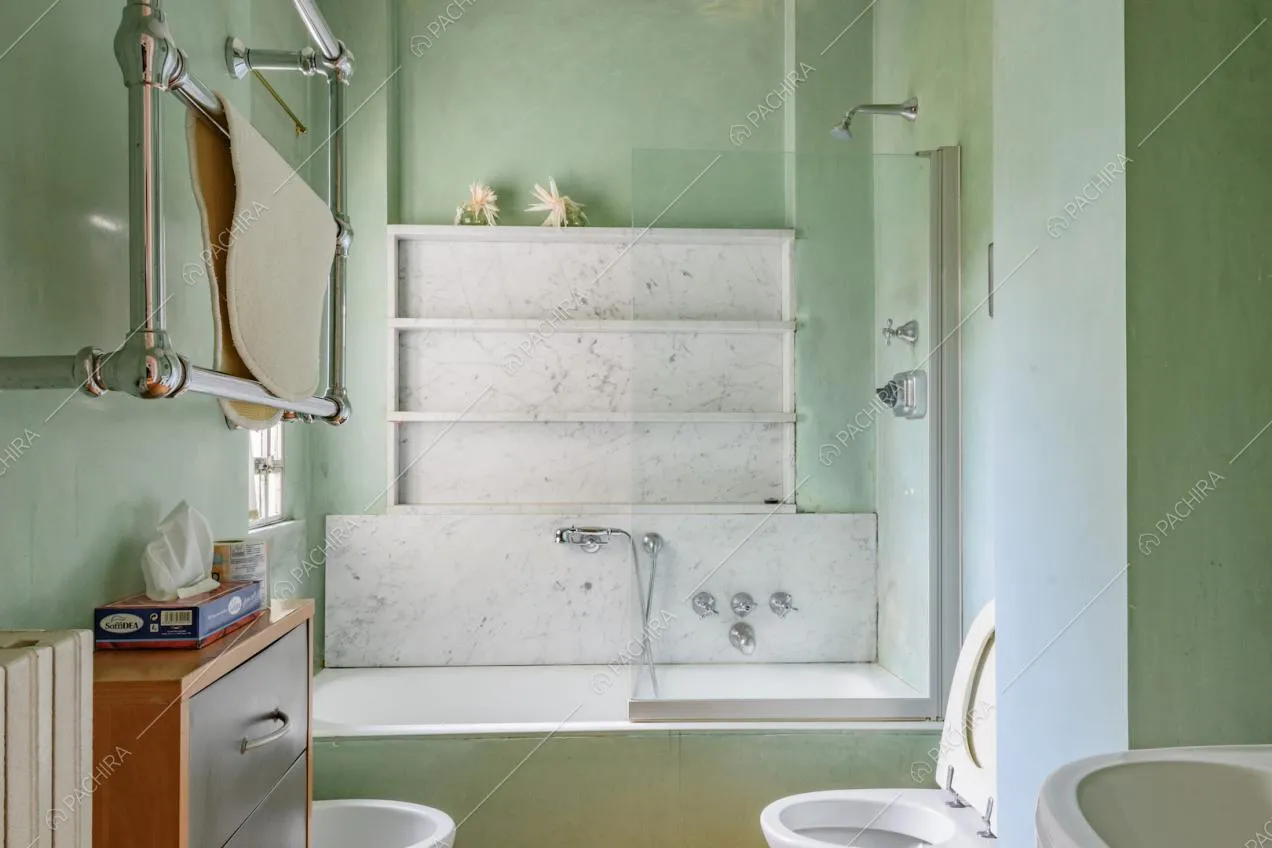 Bagno verde con vasca