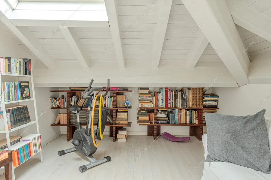Libreria dell'appartamento Clorofilla, location in stile classico a Milano