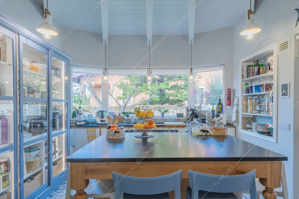 Cucina a isola della villa Colchito, location in stile contemporaneo a Roma