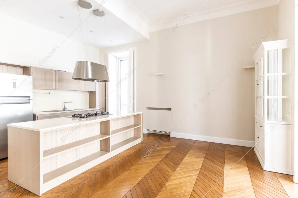 Cucina a isola dell'appartamento Han, location in stile contemporaneo a Napoli