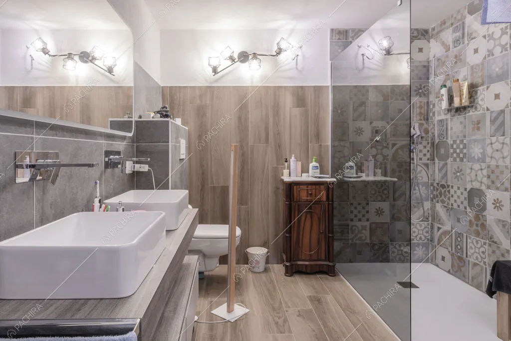 Bagno con pavimento in parquet del loft Ostro, location in stile contemporaneo a Milano