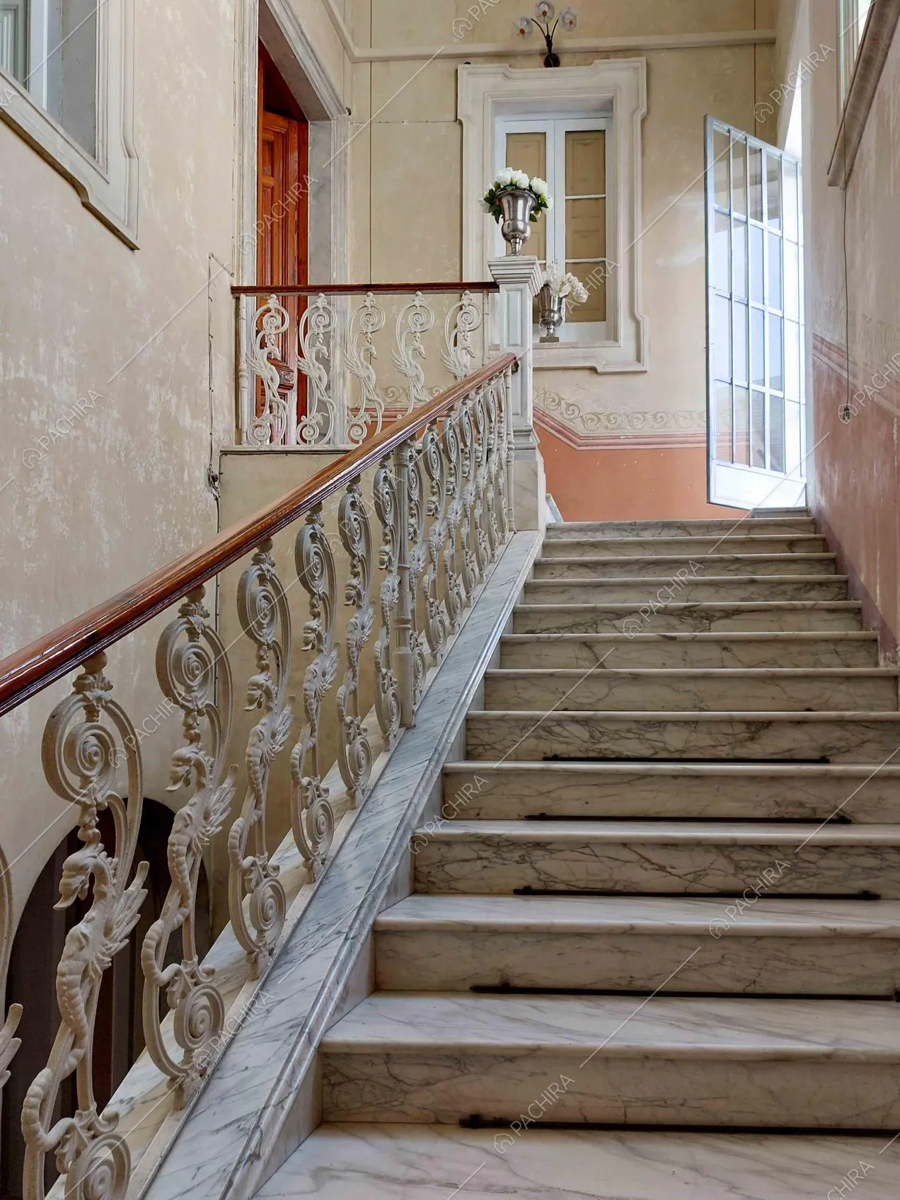 Scale dell'appartamento Ebro, location in stile liberty a Lecce