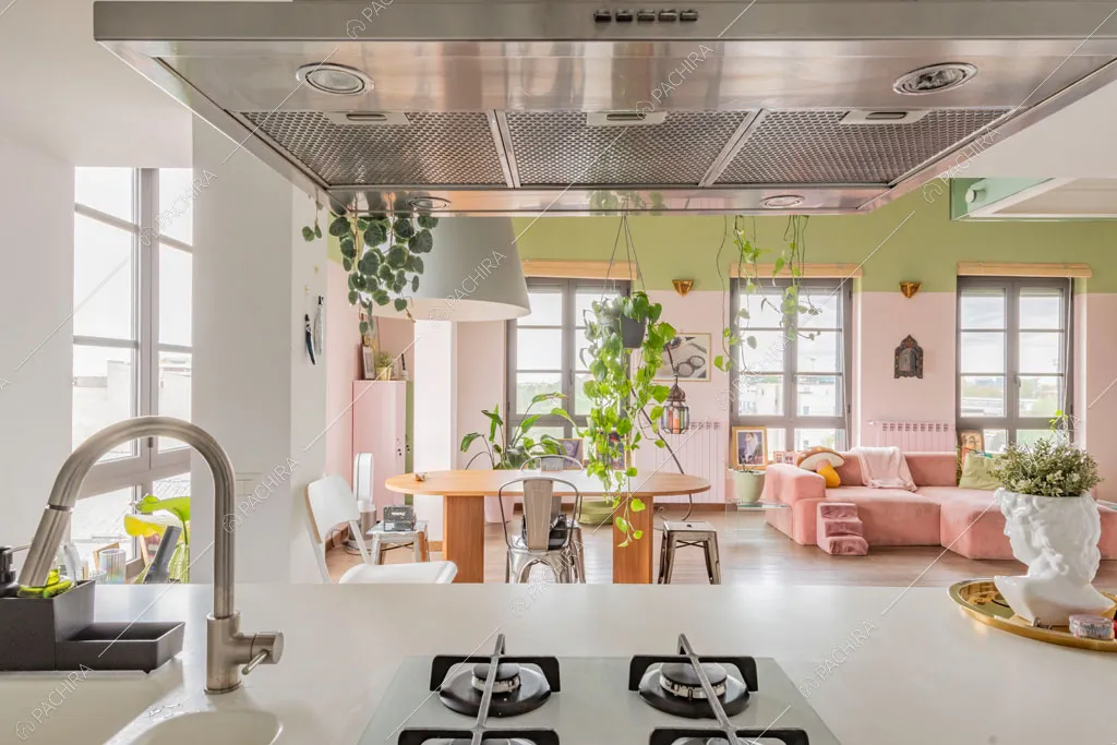 Isola con fornelli a gas del loft Cardamomo, location in stile contemporaneo a Milano