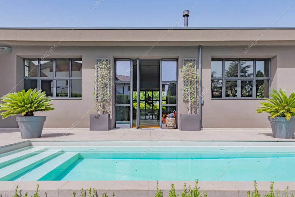 Piscina del loft Danubio, location in stile contemporaneo a Brescia