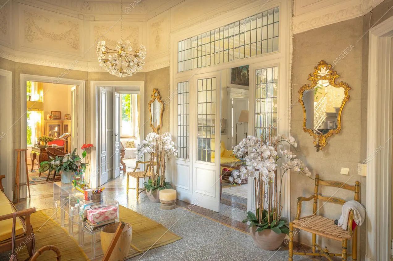 Salottino con pavimenti il marmo e lampadario di cristallo