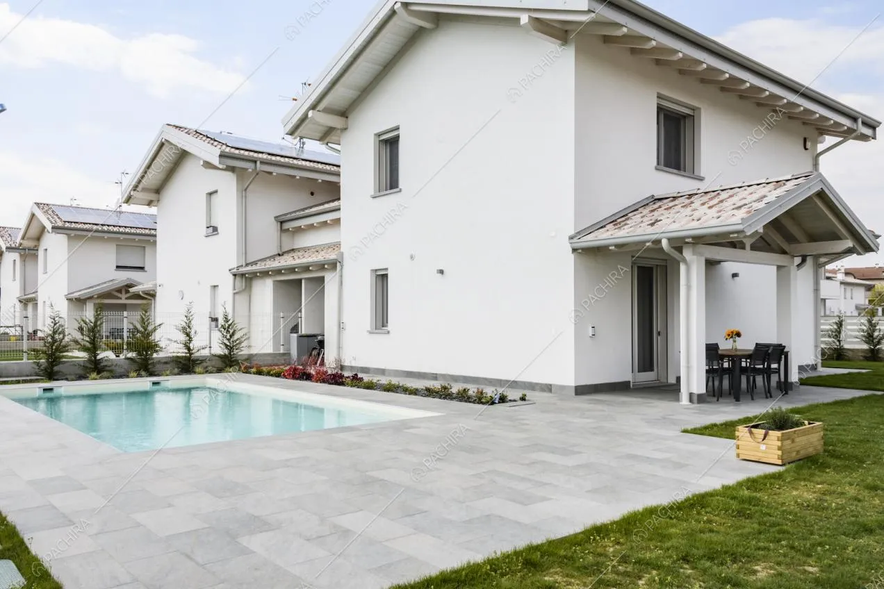 Villa con piscina in un quartiere stile americano