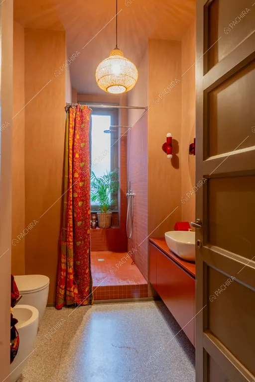Bagno dell'appartamento Indo, location in stile contemporaneo a Milano