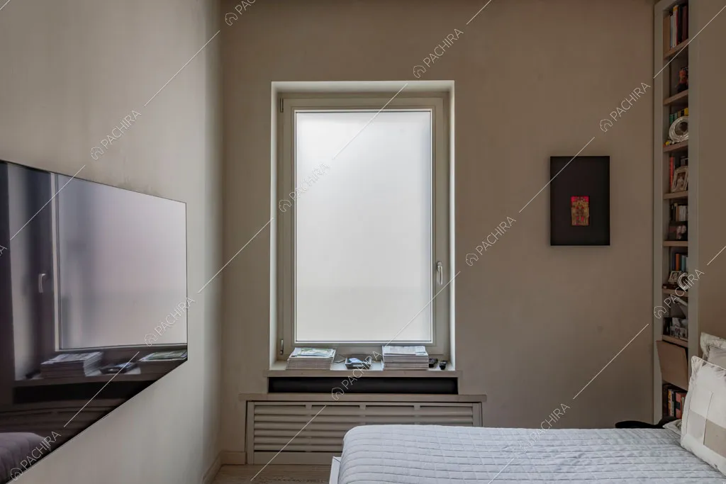 Camera da letto con libreria dell'appartamento Kamala, location in stile contemporaneo a Roma