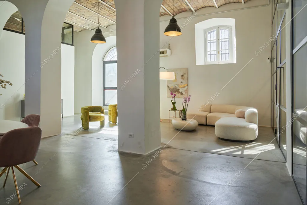Zona living del loft Manaslu, location in stile minimal a Roma