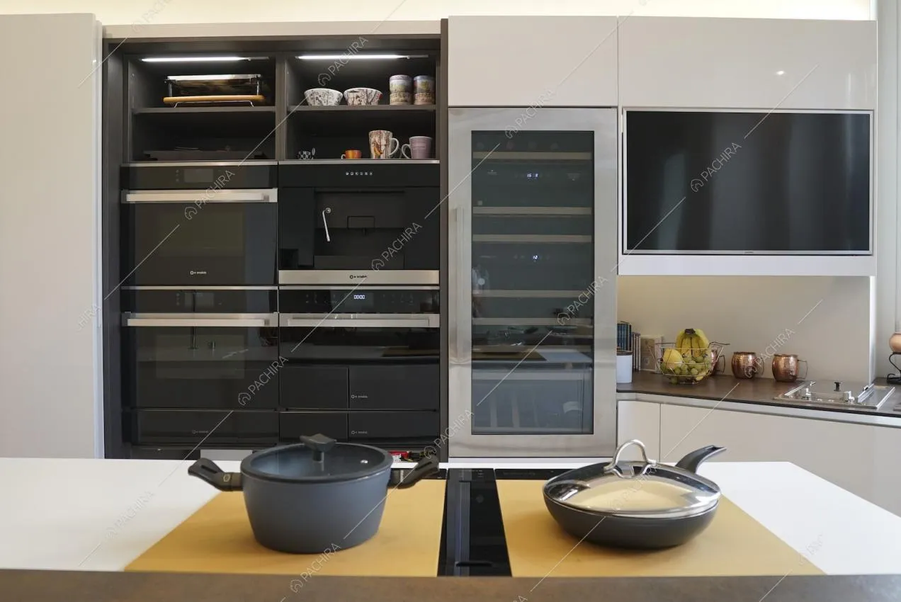 Piano di lavoro da cucina, fornelli e pentole