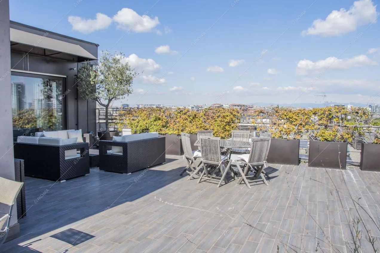 Porta-finestra della location si affaccia sul salotto da esterno sulla terrazza