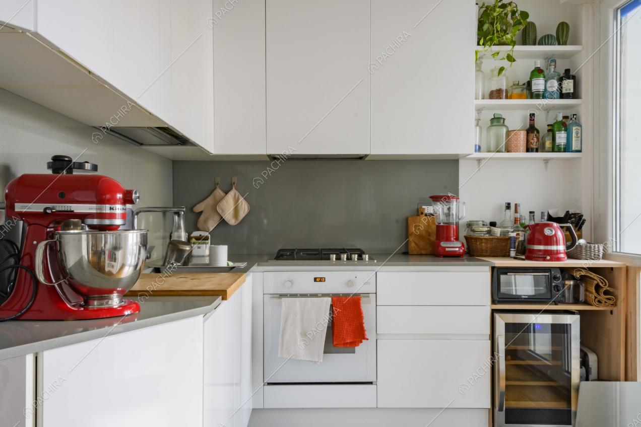 Cucina a parete bianca e impastatrice planetaria rossa