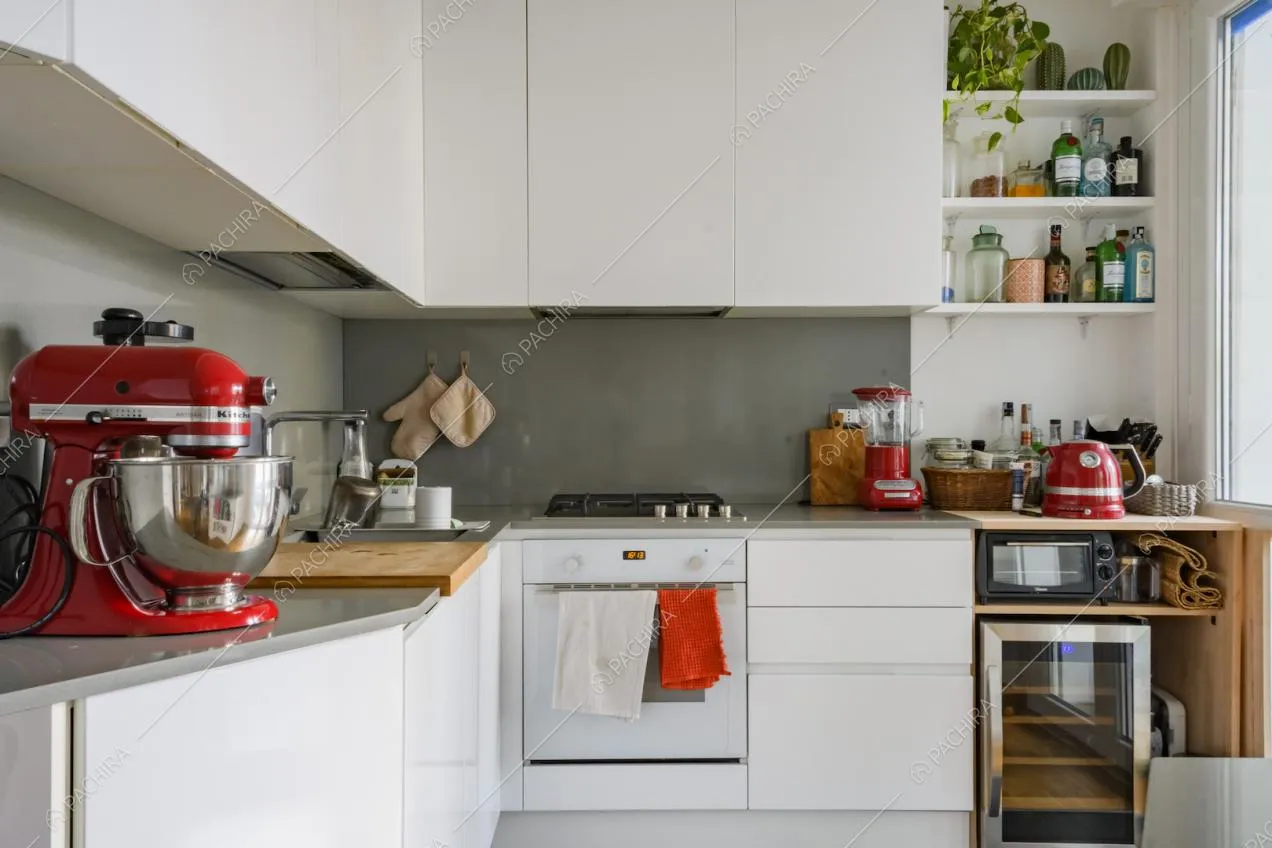 Cucina a parete bianca e impastatrice planetaria rossa