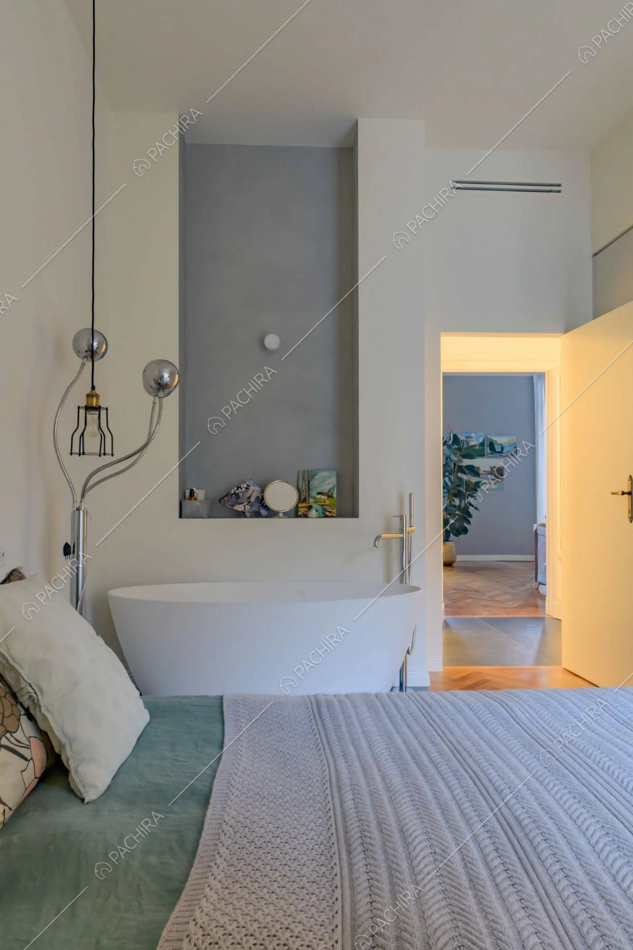 Vista sul soggiorno dal letto matrimoniale della camera con vasca da bagno