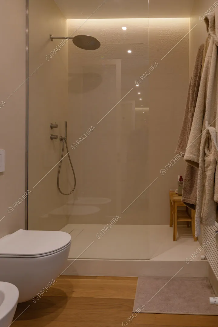 Bagno con pavimento in parquet e grande box doccia