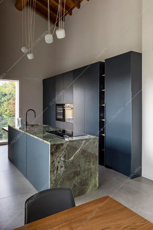 Cucina a isola della villa Makalu, location in stile contemporaneo a Brescia