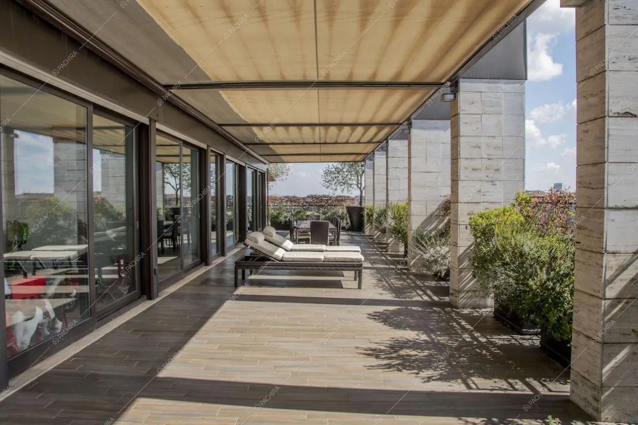 Sulla terrazza con vista panoramica lettini e tavolo da pranzo