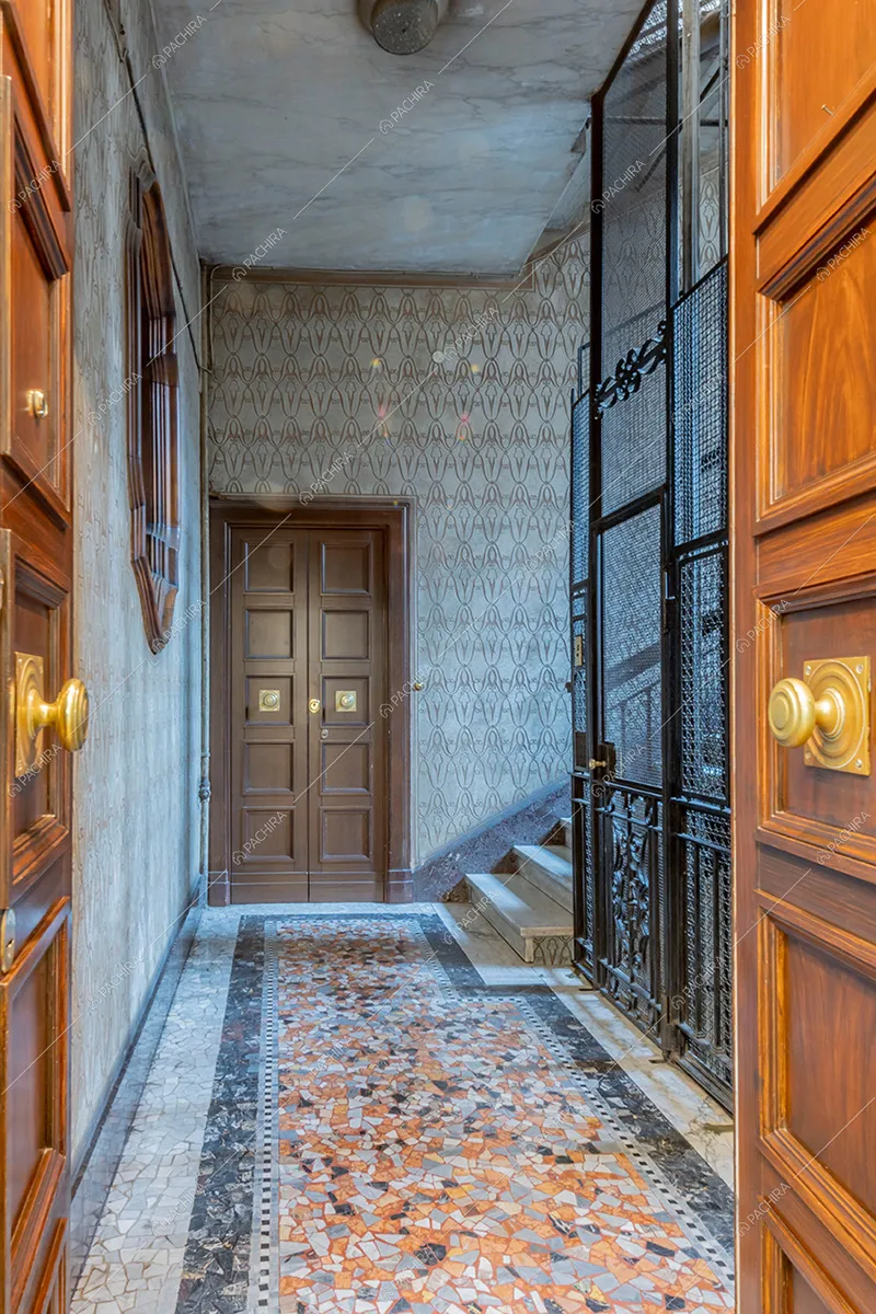 Pianerottolo dell'appartamento Barbabietola, location in stile liberty a Milano