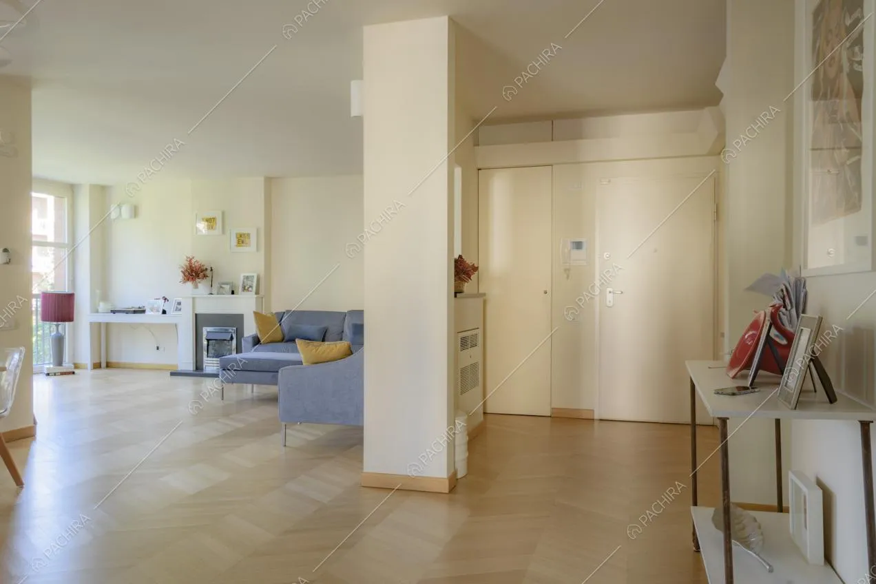 L'ingresso e il salotto della Location Piracanta