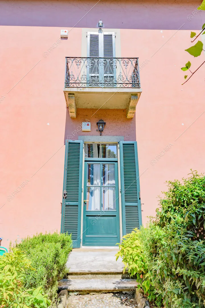 Vista sugli esterni rosa della location dal vialetto