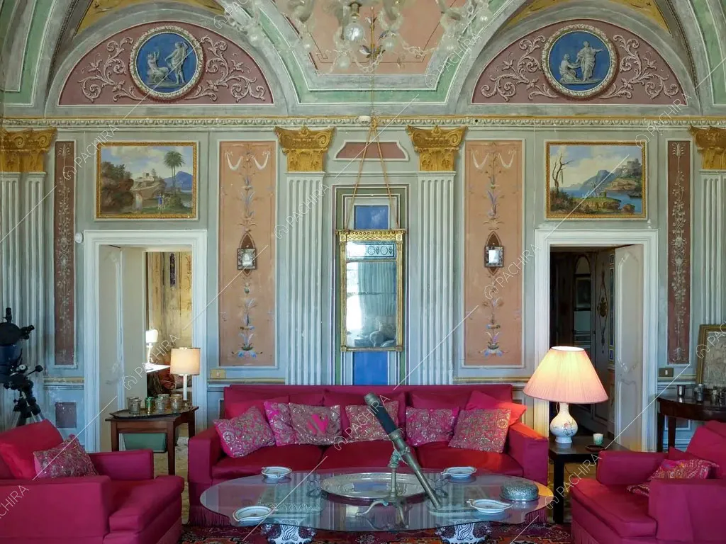Pareti affrescate con nuances rosa, nella sala della villa Tanami, location in stile classico a Palermo