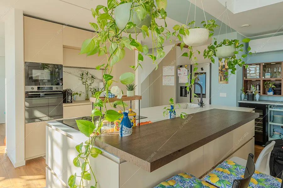 Cucina a isola dell'appartamento Mimetite, location in stile moderno a Milano
