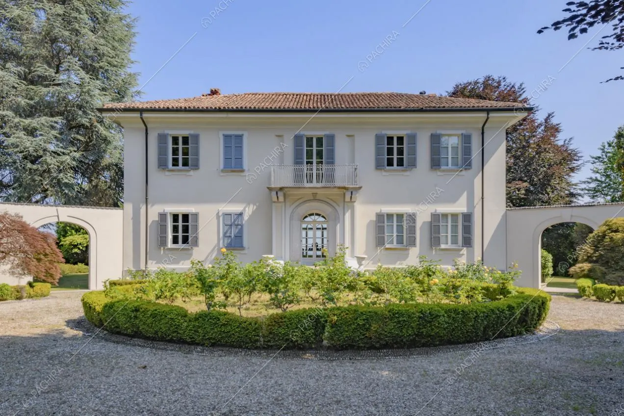 Facciata d'ingresso della villa con grande aiuola