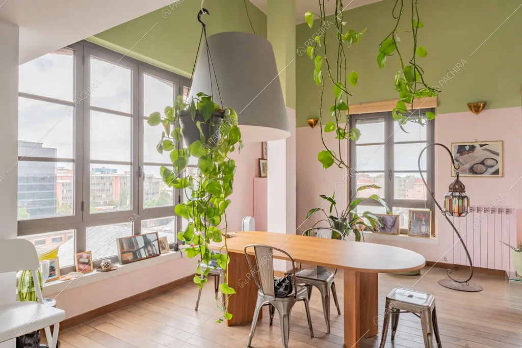 Vetrate industriali nella zona living del loft Cardamomo, location in stile contemporaneo a Milano