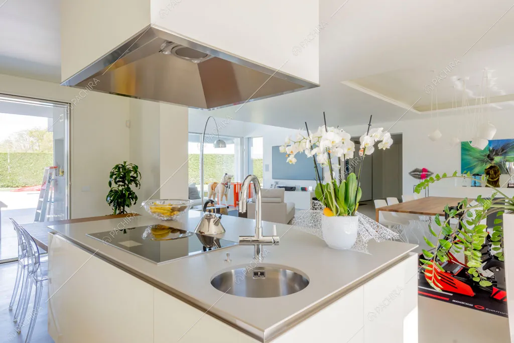 Cucina della villa Columbia, location in stile moderno a Como
