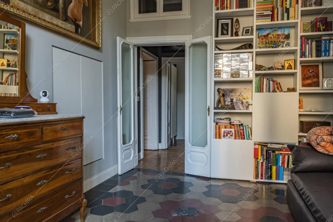Scaffale con libri e portafoto, cementine e cassettiera in legno