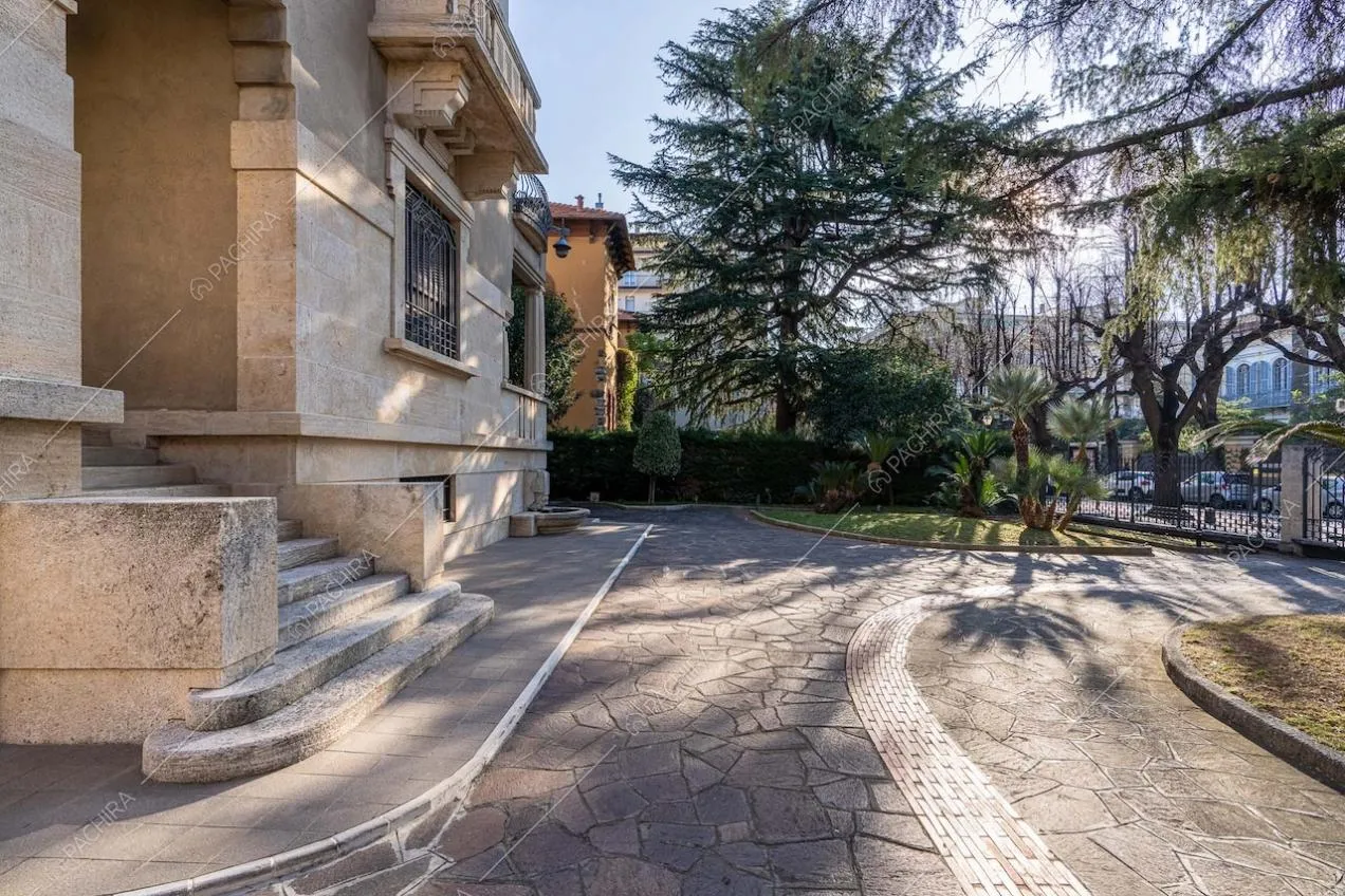 Vialetto della villa Adamite, location in stile classico a Savona