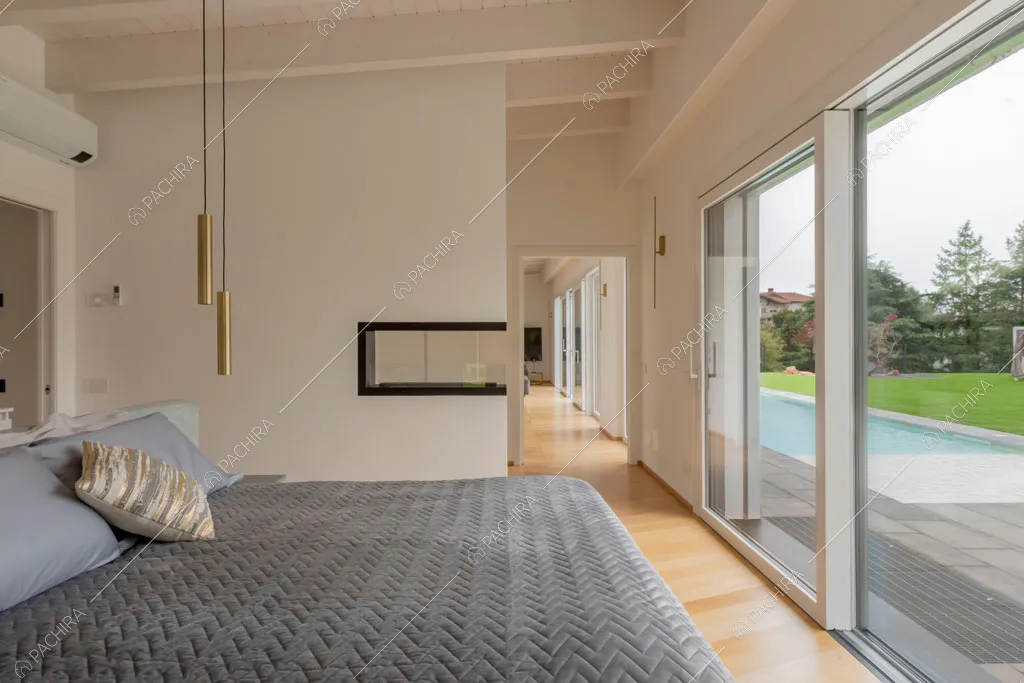 Camera da letto della villa Amazonite, location in stile contemporaneo a Varese