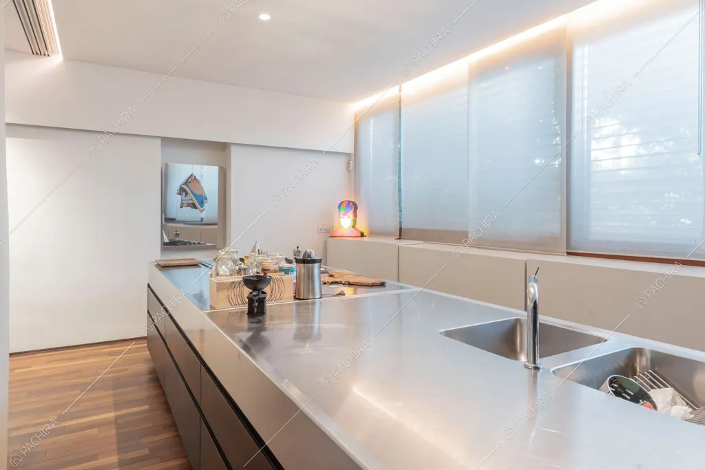 Pavimento in parquet nella cucina dell'appartamento Carpentaria, location in stile contemporaneo a Roma