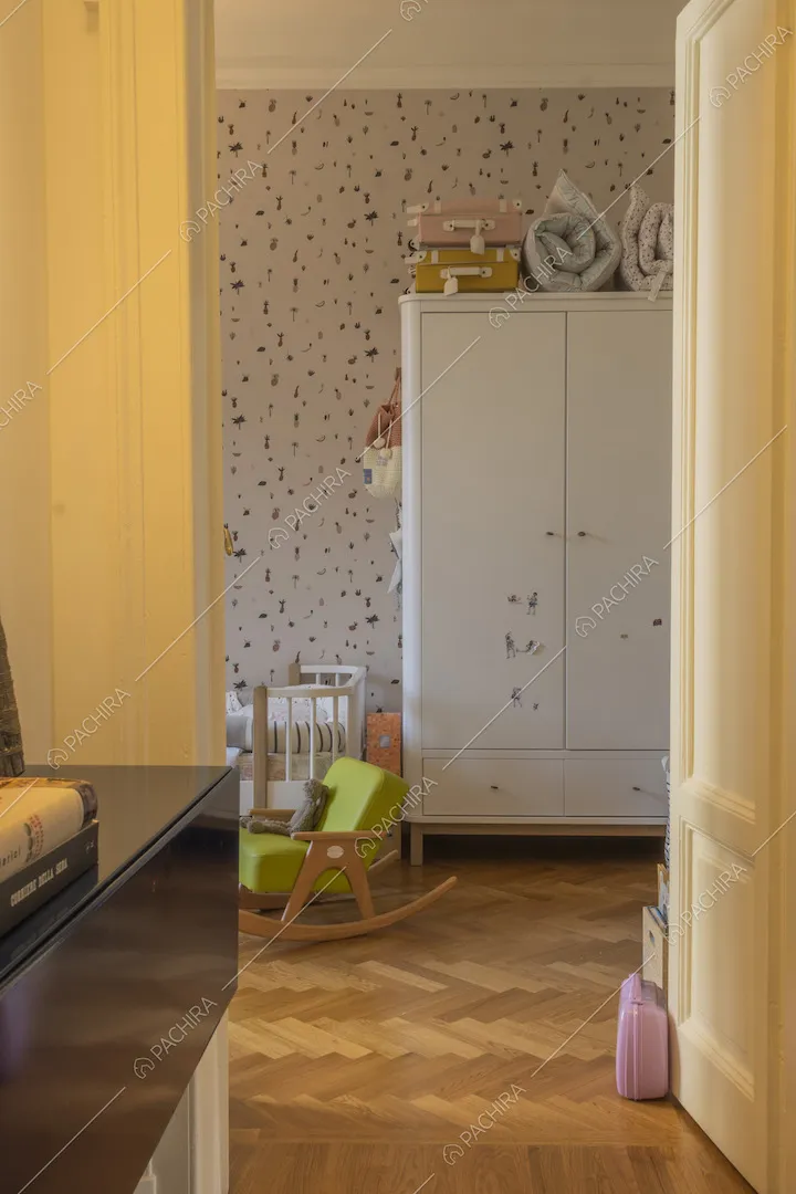 Armadio bianco, carta da parati e parquet