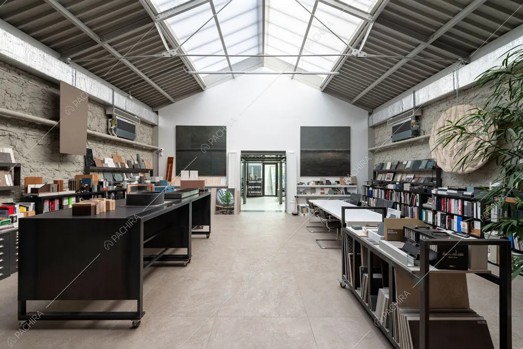 Sala dell'espositivo Ossa, location in stile moderno a Roma