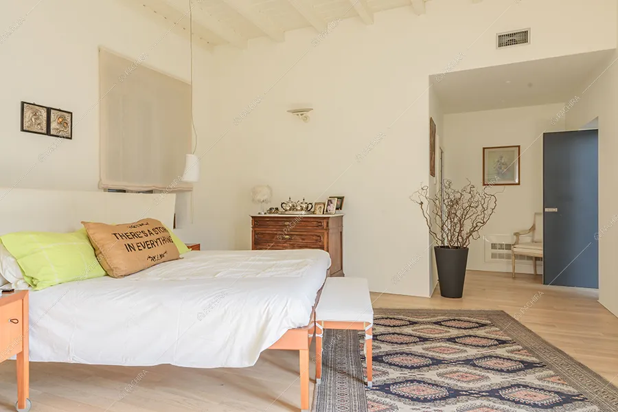 Camera da letto della villa Nilo, location in stile moderno a Milano