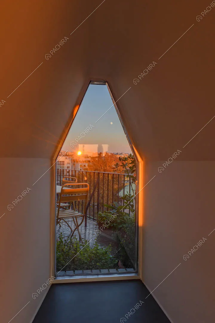Dal corridoio con pavimento nero e finestra esagonale vista sullo skyline