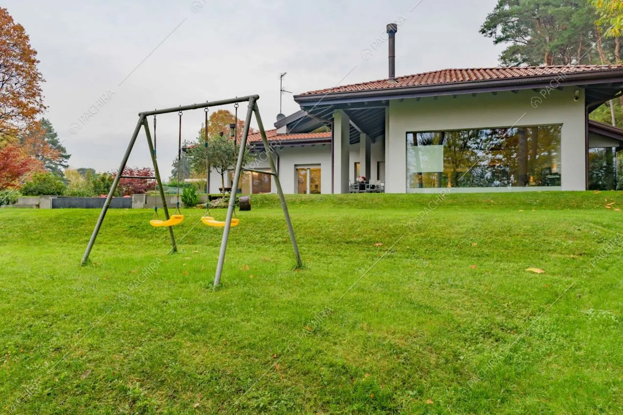 Vista dal giardino privato della location sugli esterni bianchi e con ampie vetrate