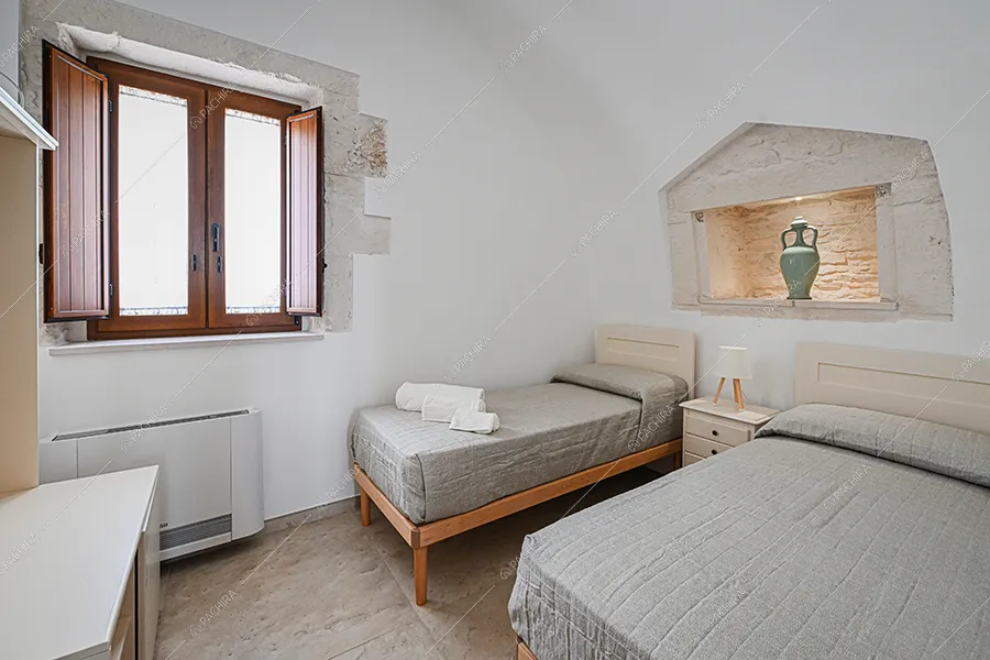 Camera da letto della masseria Khamsin, location in stile rustico a Taranto