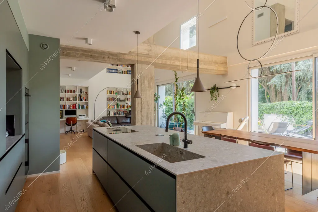Cucina a isola del loft Fenice, location in stile contemporaneo a Milano