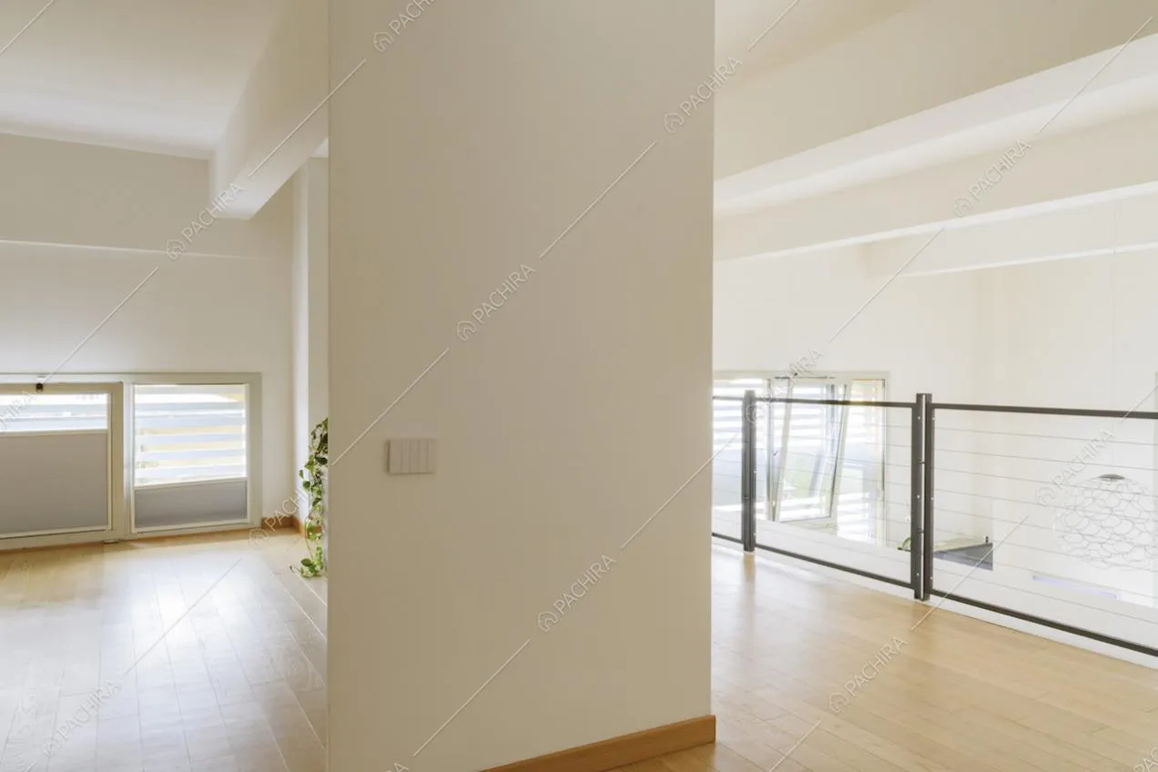 Soppalco dal soffitto bianco e con pavimento in parquet