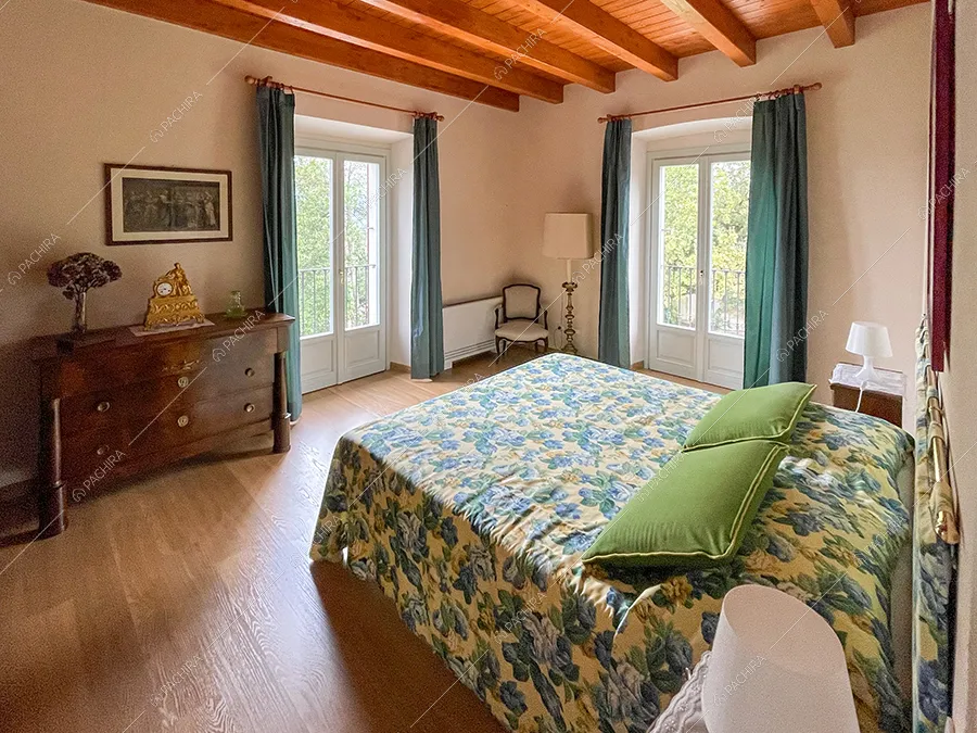 Camera da letto della villa Parnaso, location in stile classico a Lecco
